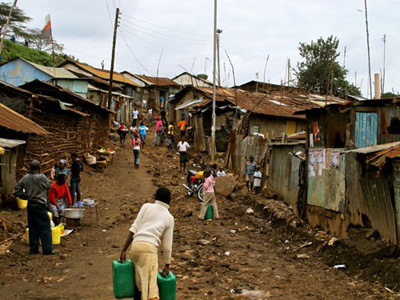 Đường ống trên không mang nước sạch đến khu dân cư nghèo khó ở Kibera